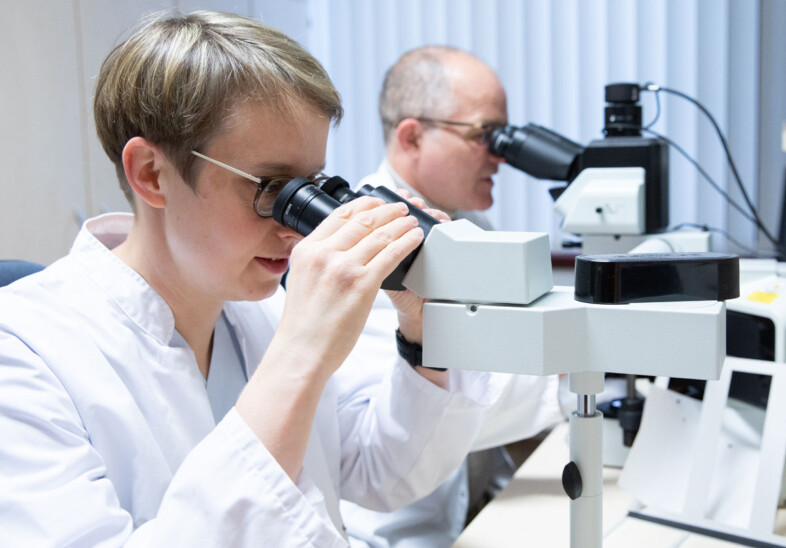 Pathologie Ärzte am Mikroskop
